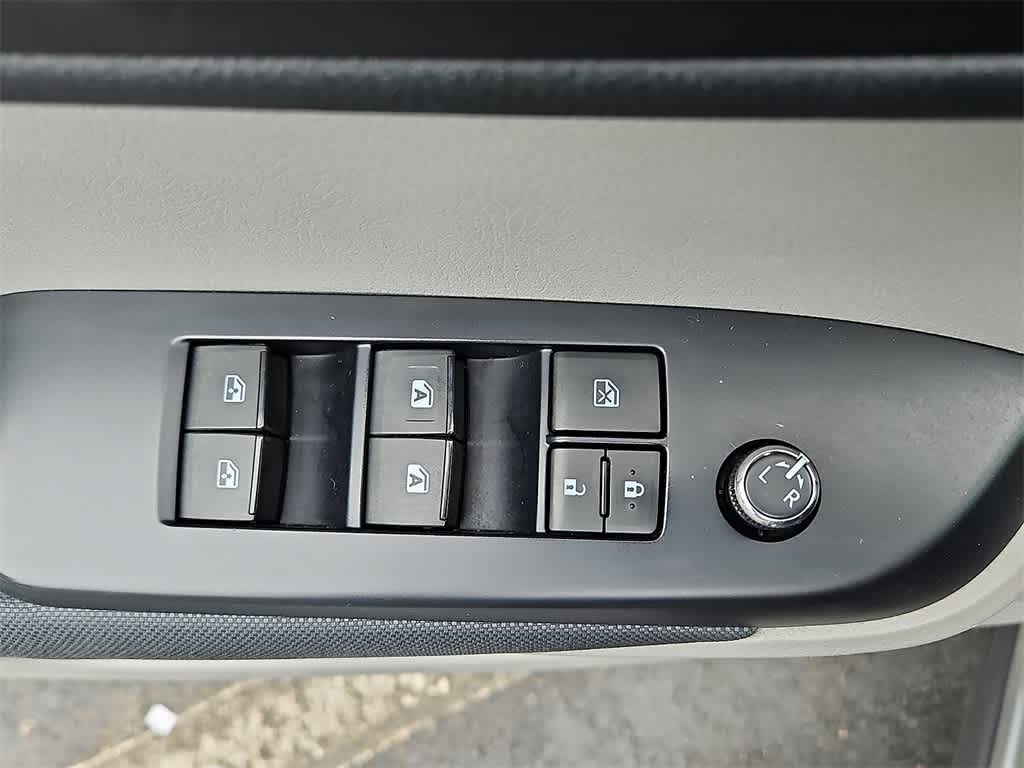 Thumbnail: 2019 Toyota Highlander - 25