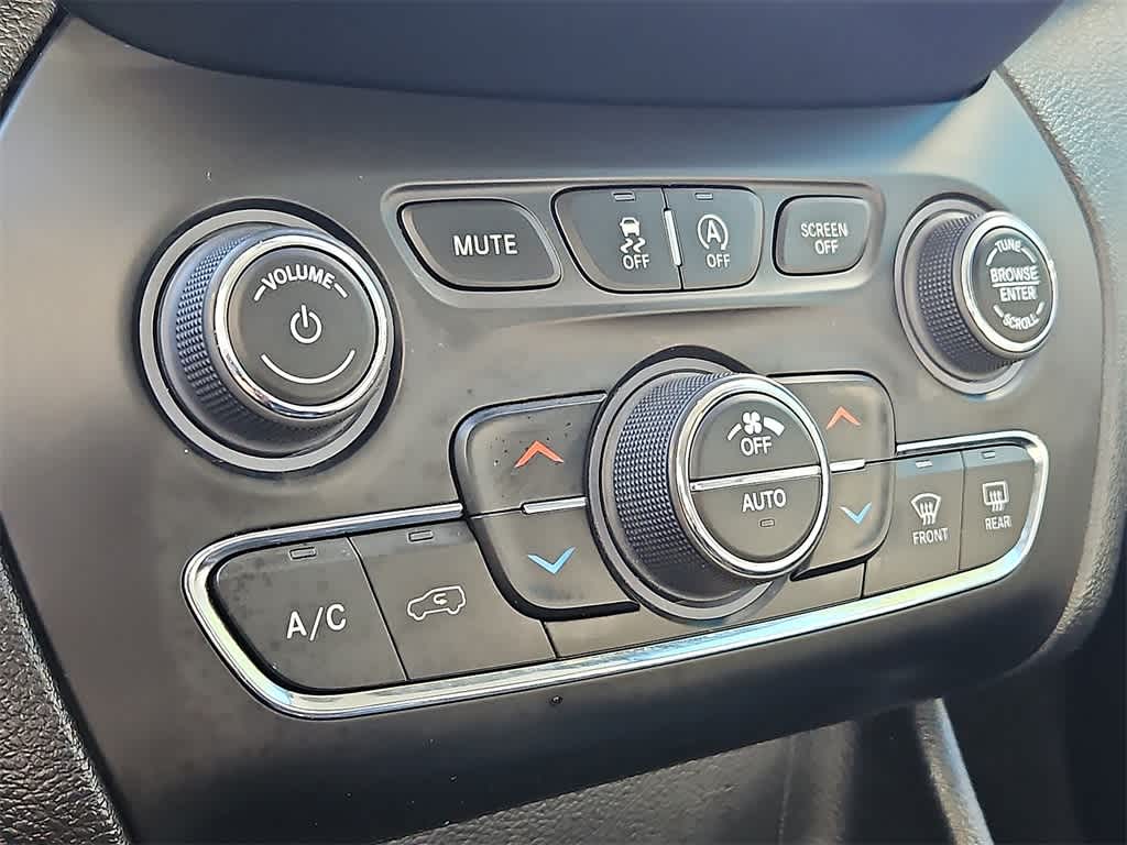 Thumbnail: 2022 Jeep Cherokee - 11