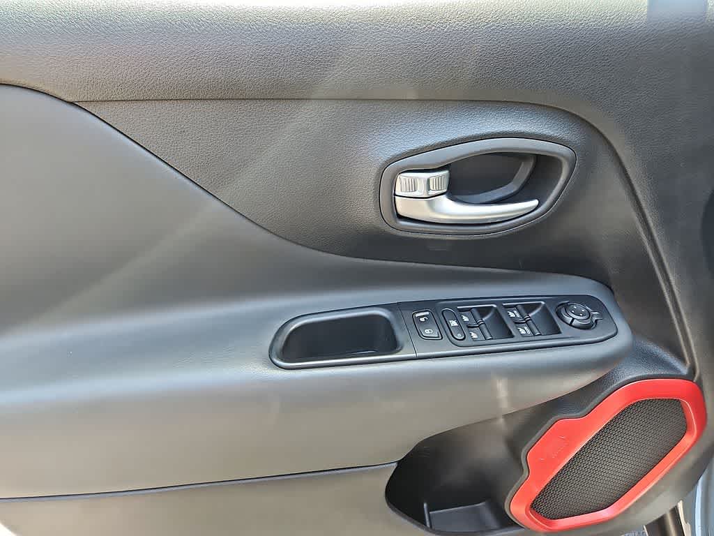 Thumbnail: 2018 Jeep Renegade - 13