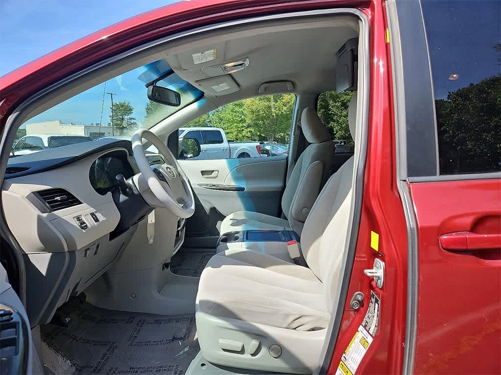 Thumbnail: 2011 Toyota Sienna - 13
