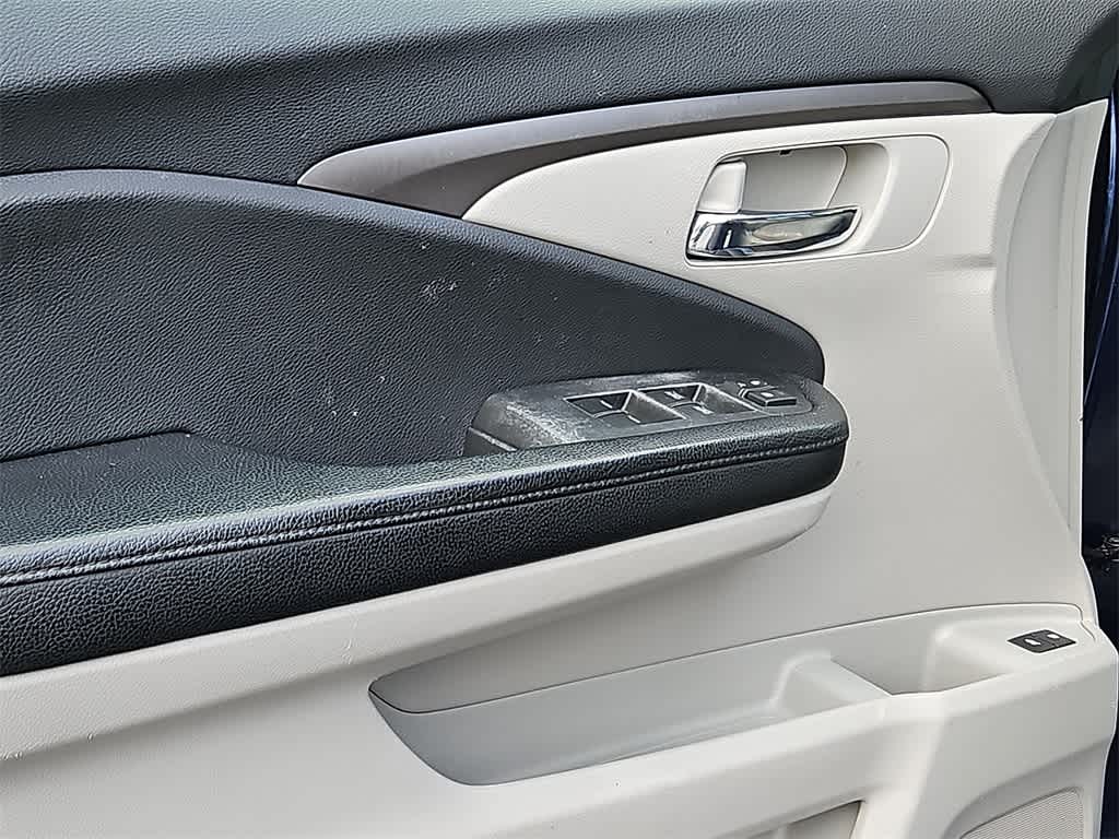 Thumbnail: 2017 Honda Pilot - 12