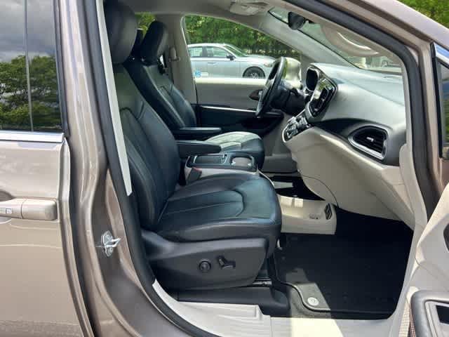2017 Chrysler Pacifica Touring-L 28