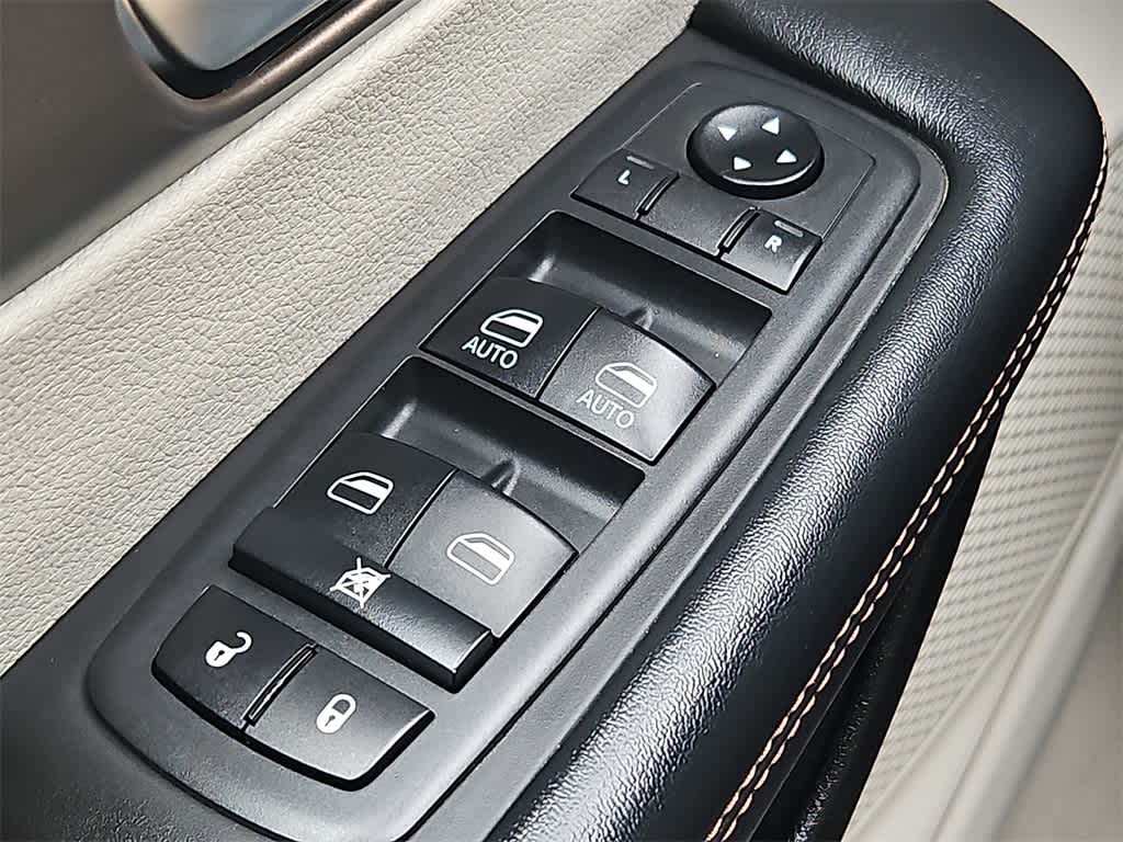 Thumbnail: 2018 Chrysler Pacifica - 25