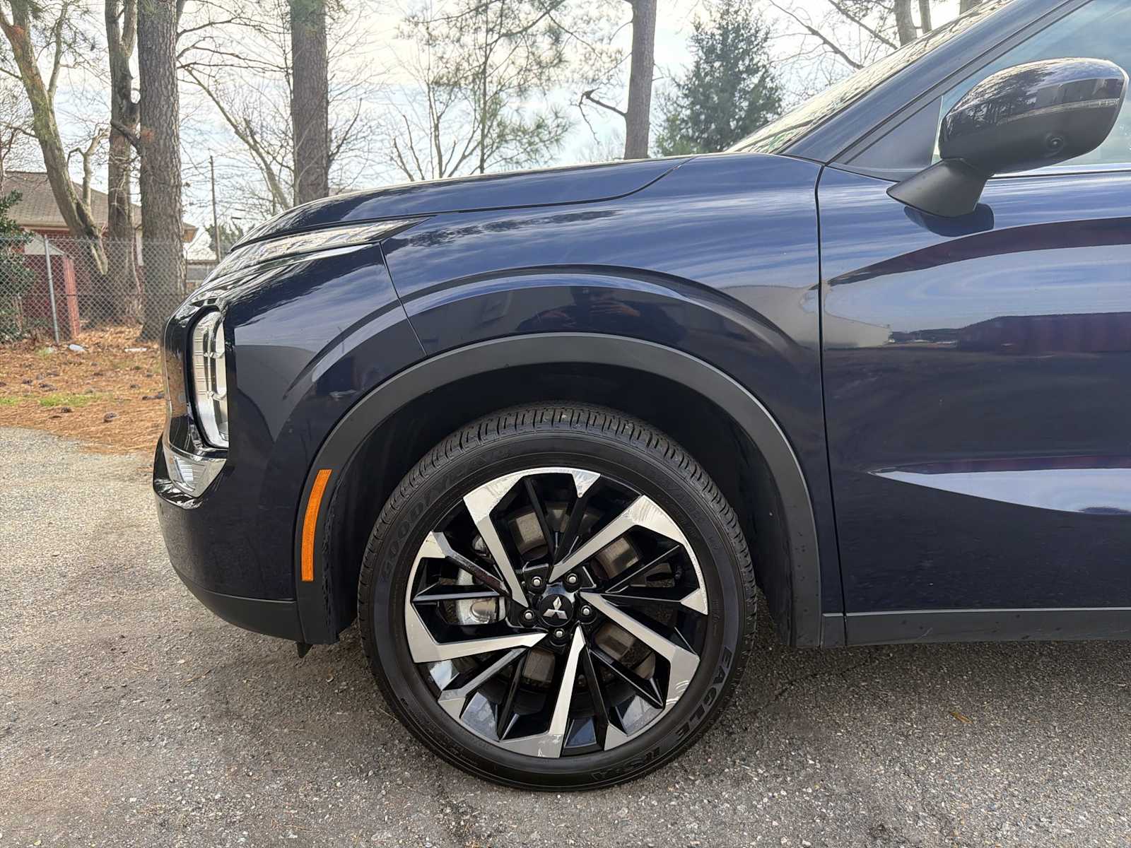 Thumbnail: 2023 Mitsubishi Outlander - 18