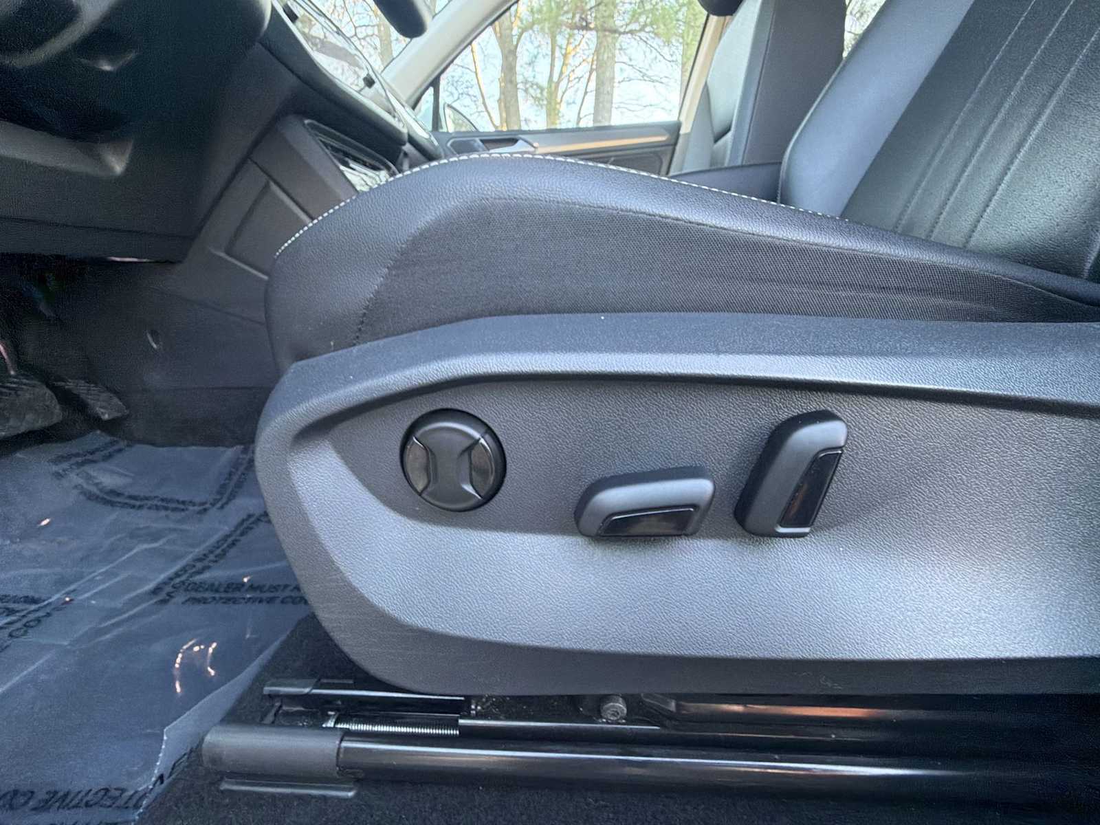 Thumbnail: 2022 Volkswagen Tiguan - 14