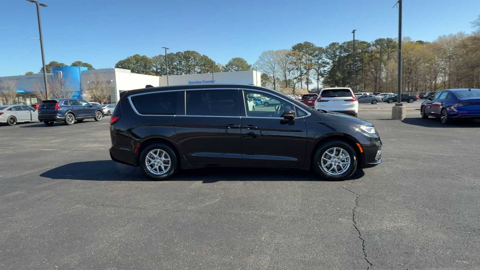 Thumbnail: 2025 Chrysler Pacifica - 9