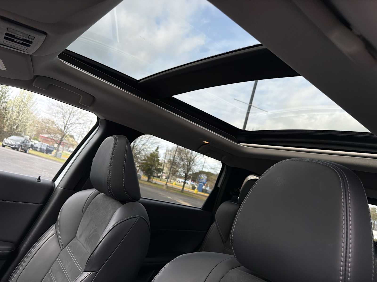 Thumbnail: 2024 Mitsubishi Outlander - 16