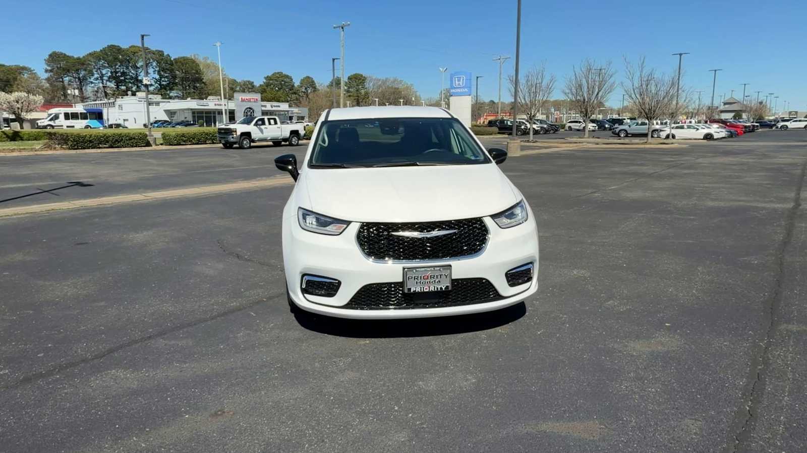 Thumbnail: 2024 Chrysler Pacifica - 3