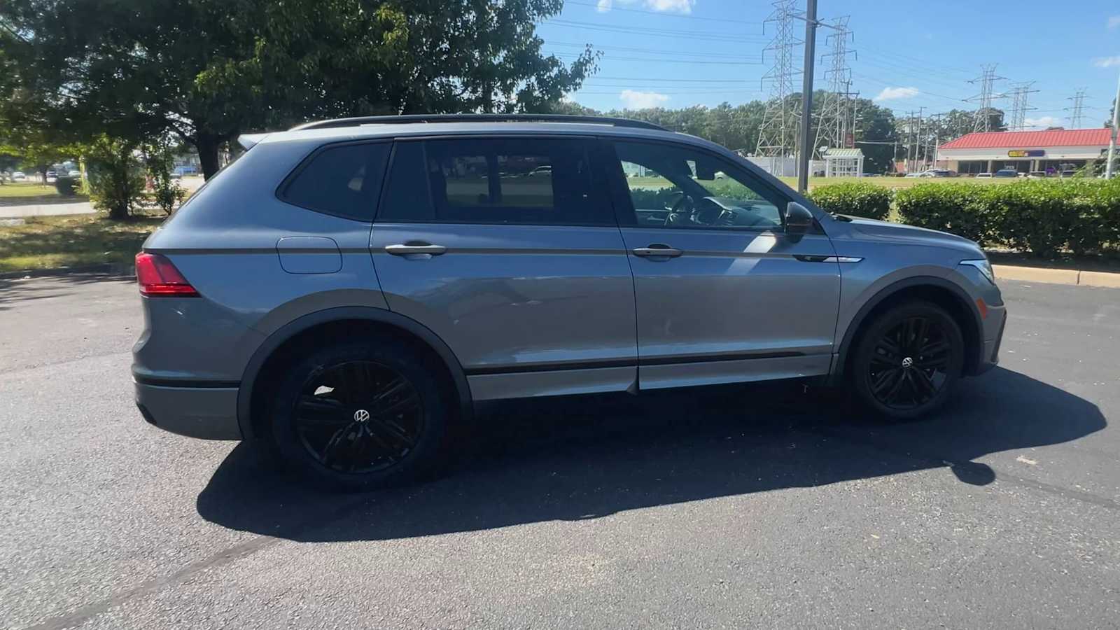 Thumbnail: 2022 Volkswagen Tiguan - 9