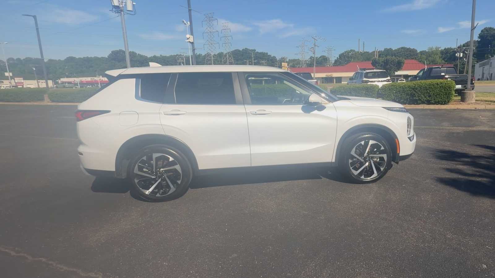 Thumbnail: 2024 Mitsubishi Outlander - 9