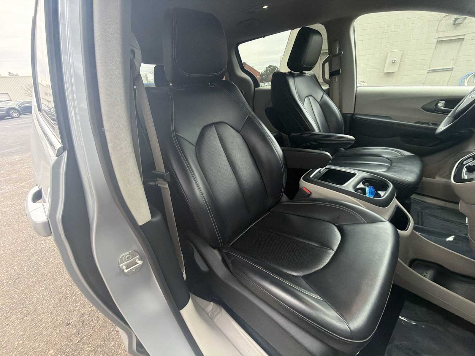 Thumbnail: 2023 Chrysler Pacifica - 25