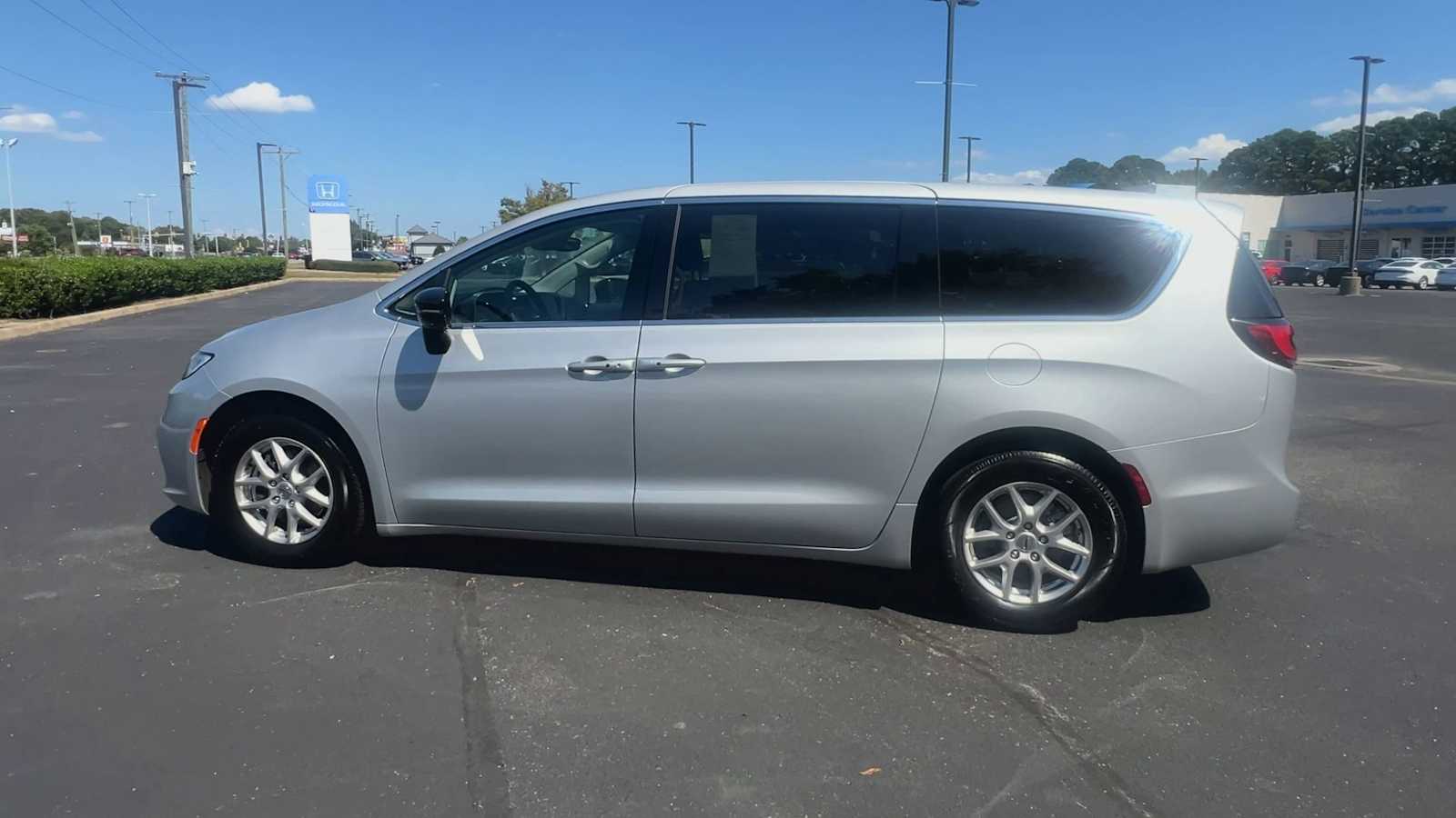 Thumbnail: 2024 Chrysler Pacifica - 6