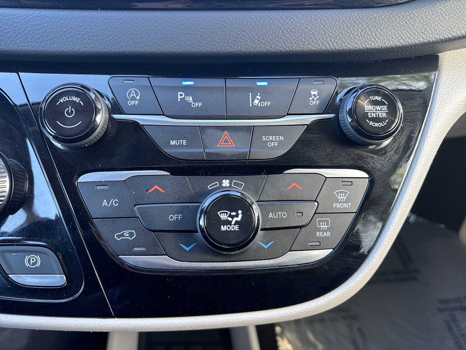 Thumbnail: 2023 Chrysler Pacifica - 16