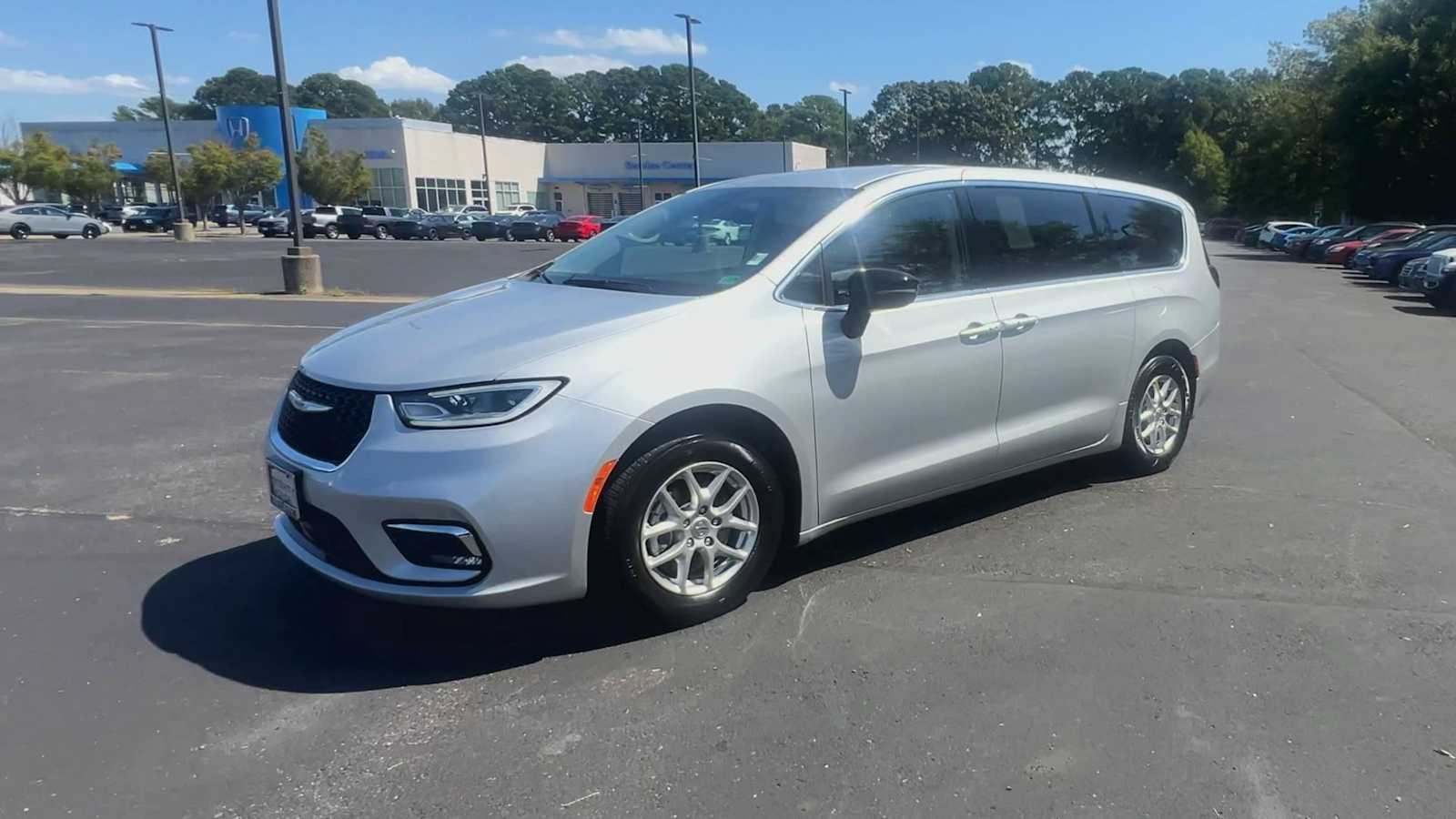 Thumbnail: 2024 Chrysler Pacifica - 4