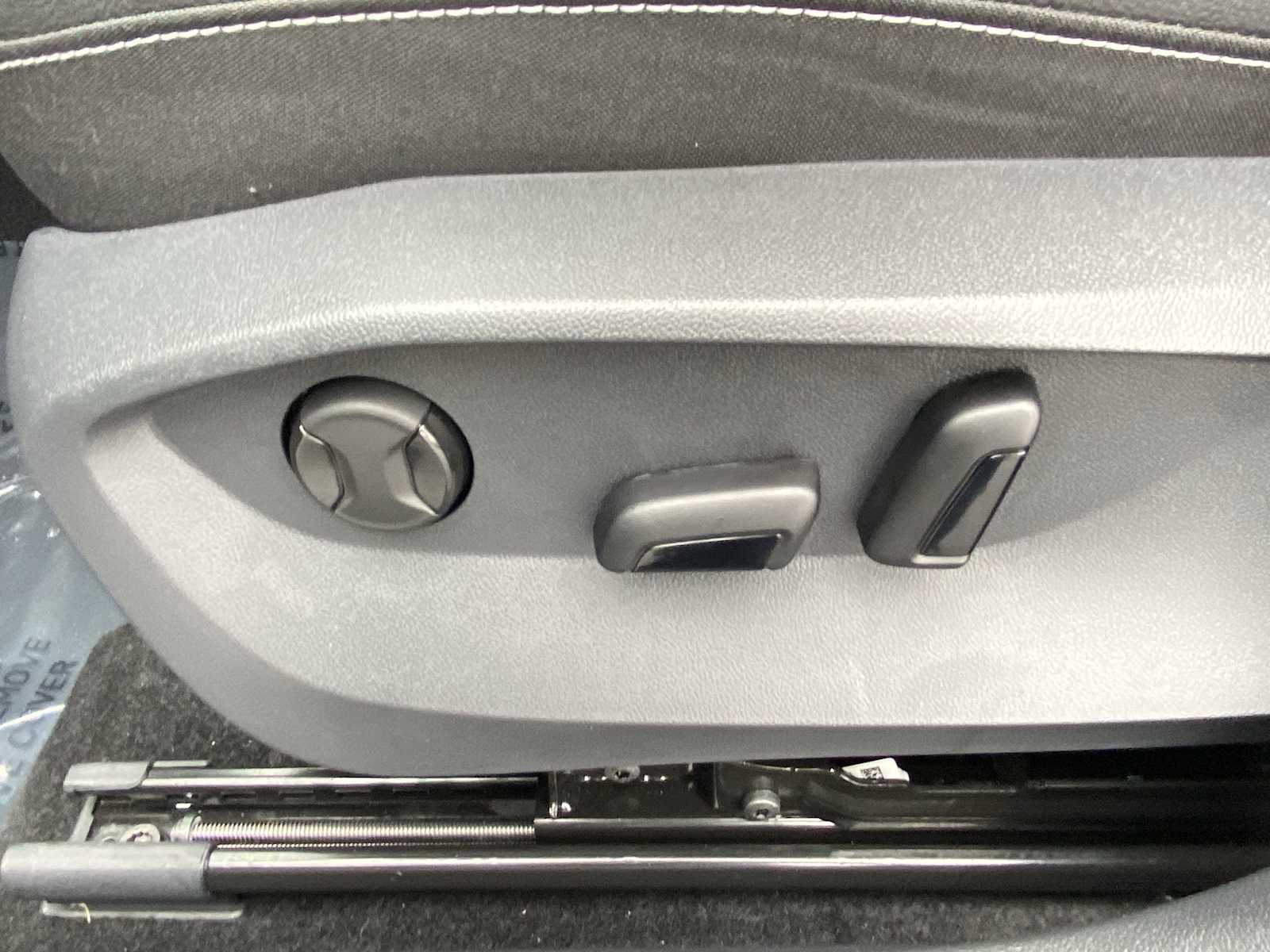 Thumbnail: 2025 Volkswagen Taos - 14