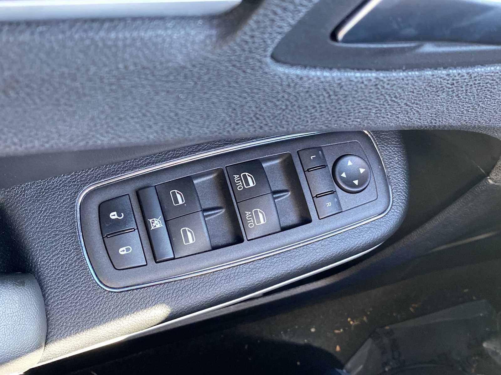 Thumbnail: 2023 Chrysler 300 - 15