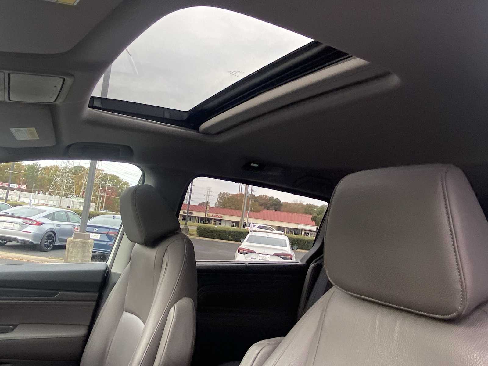 Thumbnail: 2018 Honda Odyssey - 16