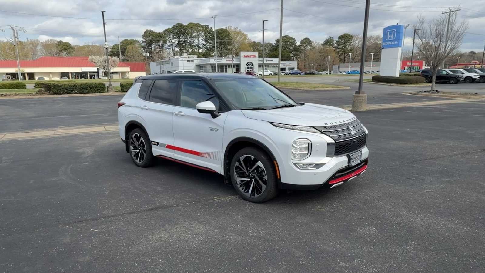 Thumbnail: 2024 Mitsubishi Outlander - 2