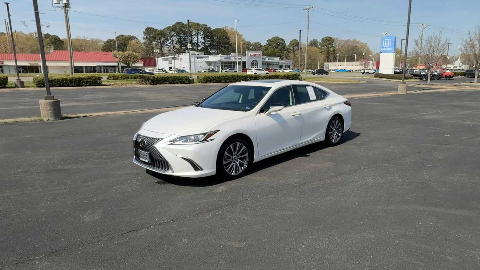 Thumbnail: 2019 Lexus ES - 4