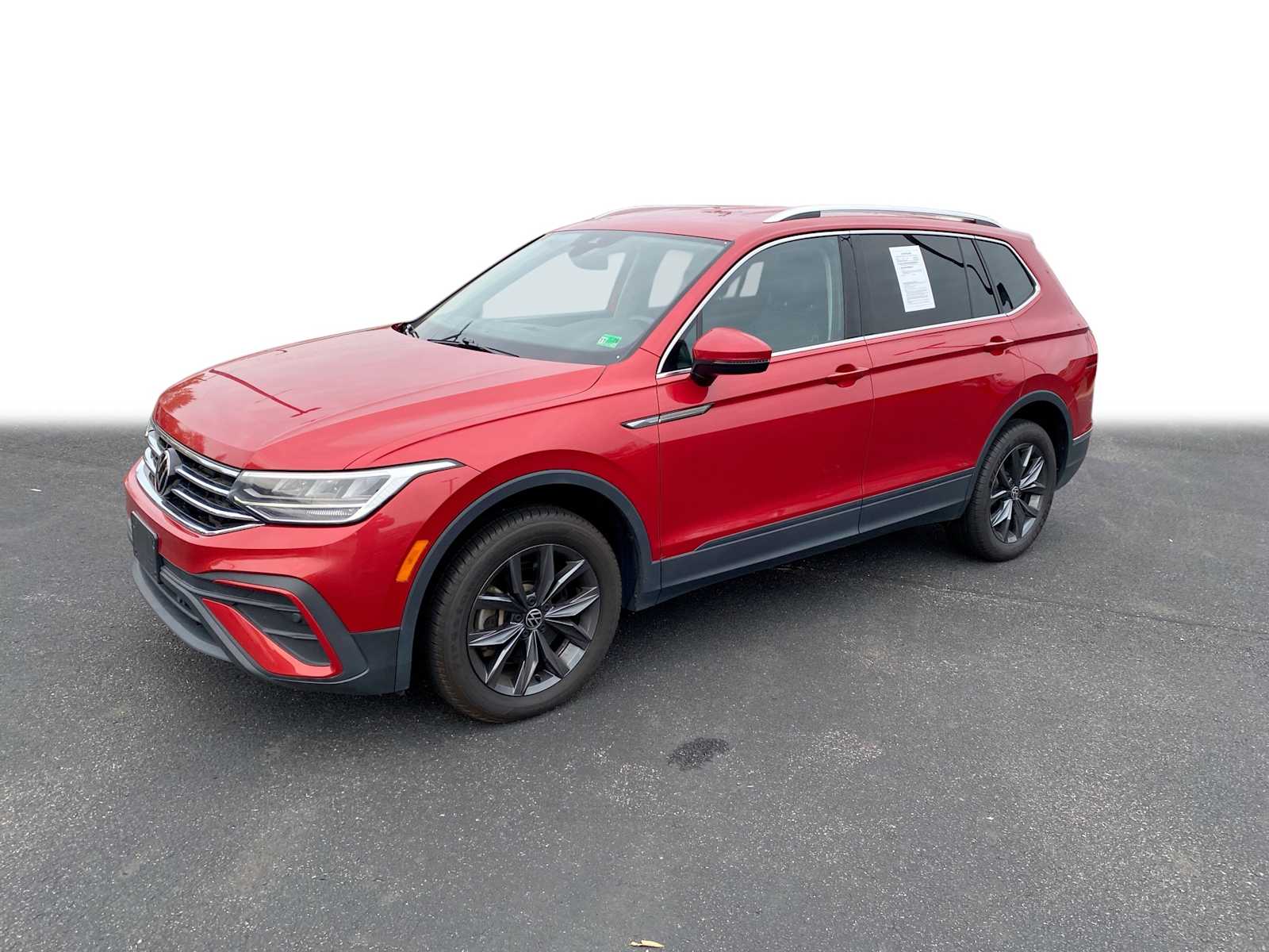 Thumbnail: 2022 Volkswagen Tiguan - 1