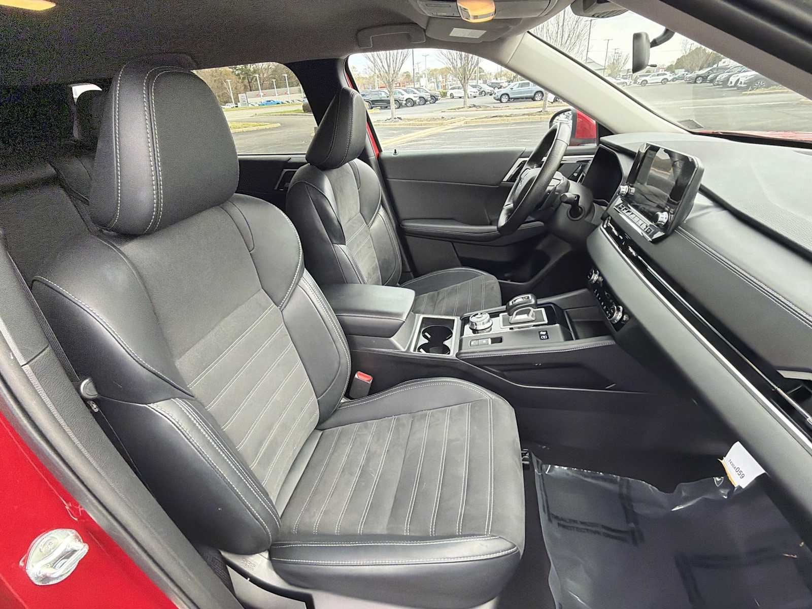 Thumbnail: 2024 Mitsubishi Outlander - 26