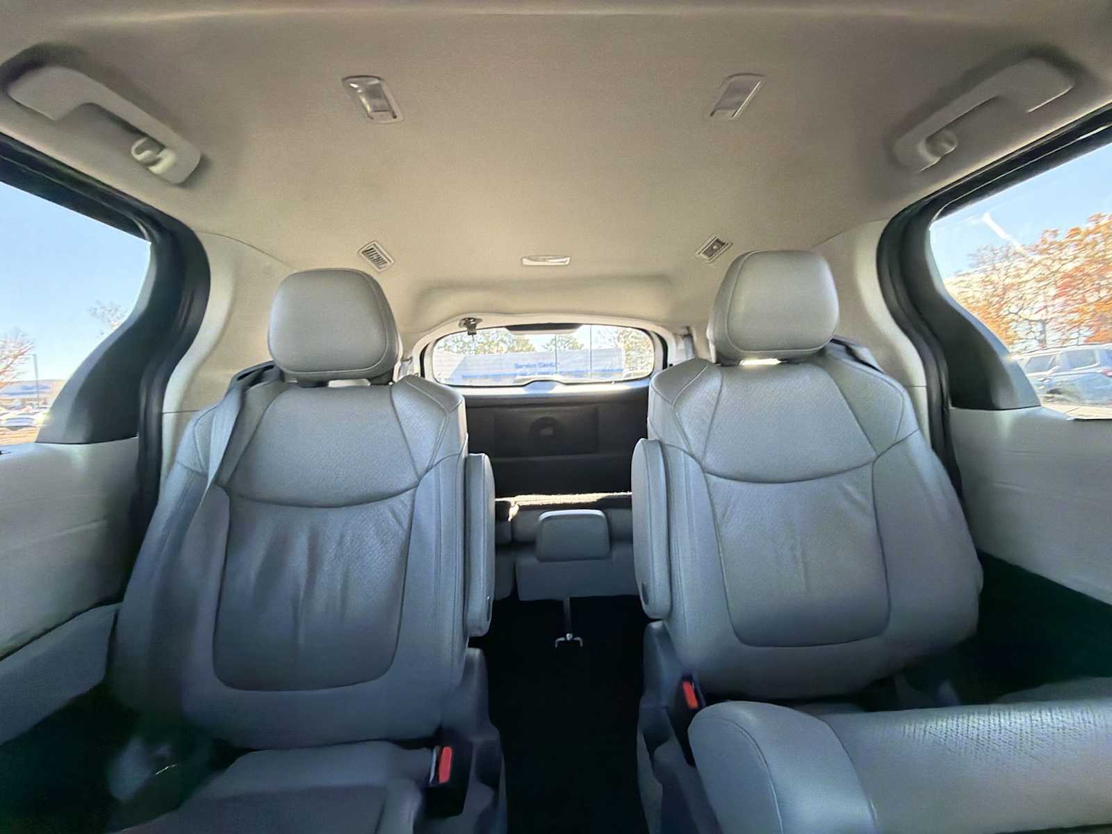Thumbnail: 2021 Toyota Sienna - 25