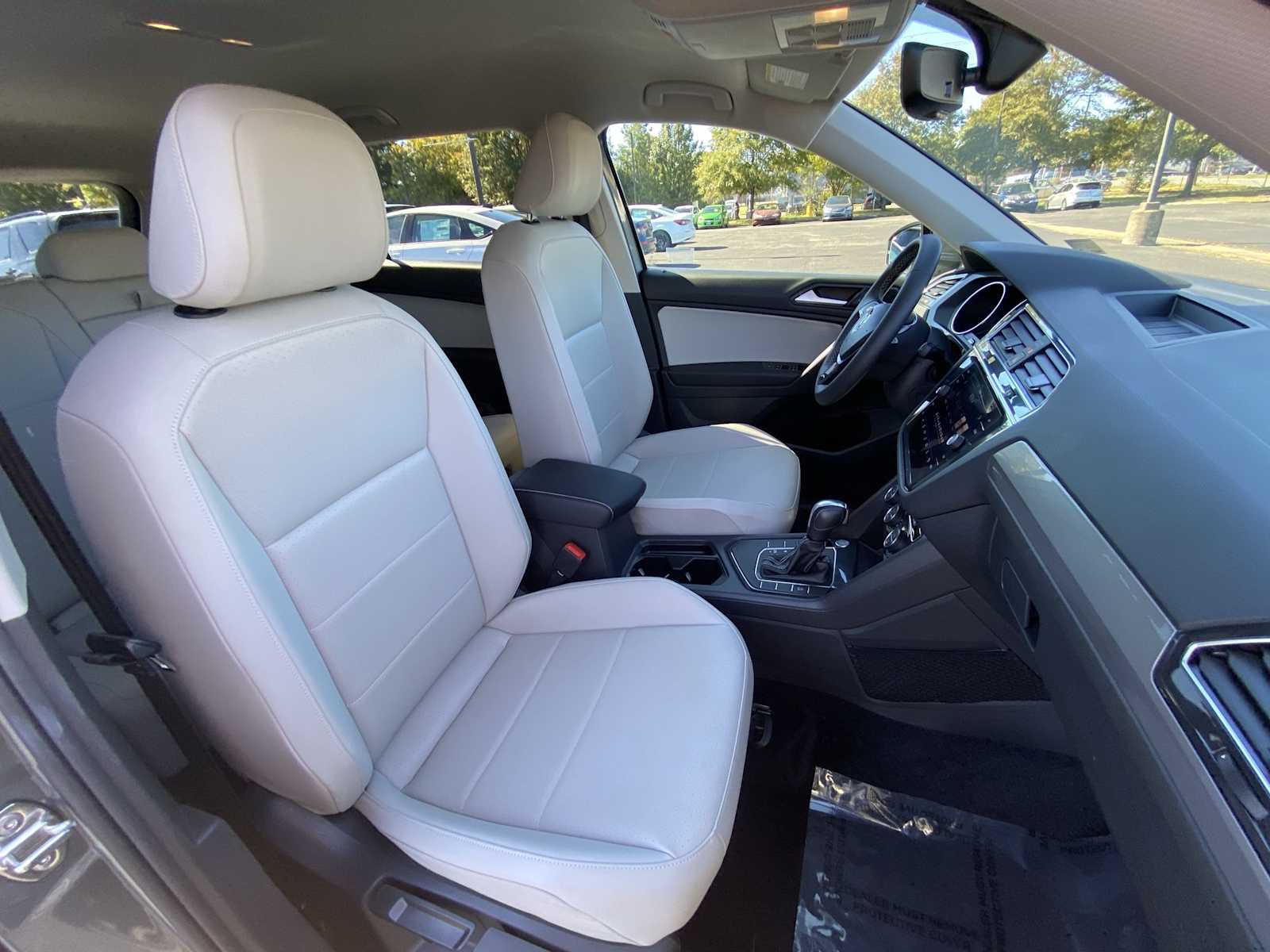 Thumbnail: 2021 Volkswagen Tiguan - 25