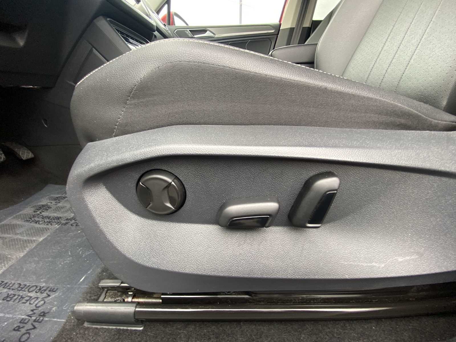 Thumbnail: 2022 Volkswagen Tiguan - 14