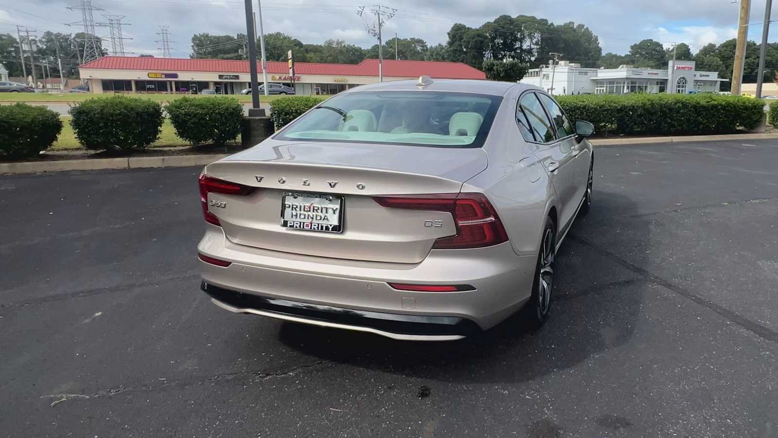 Thumbnail: 2024 Volvo S60 - 8