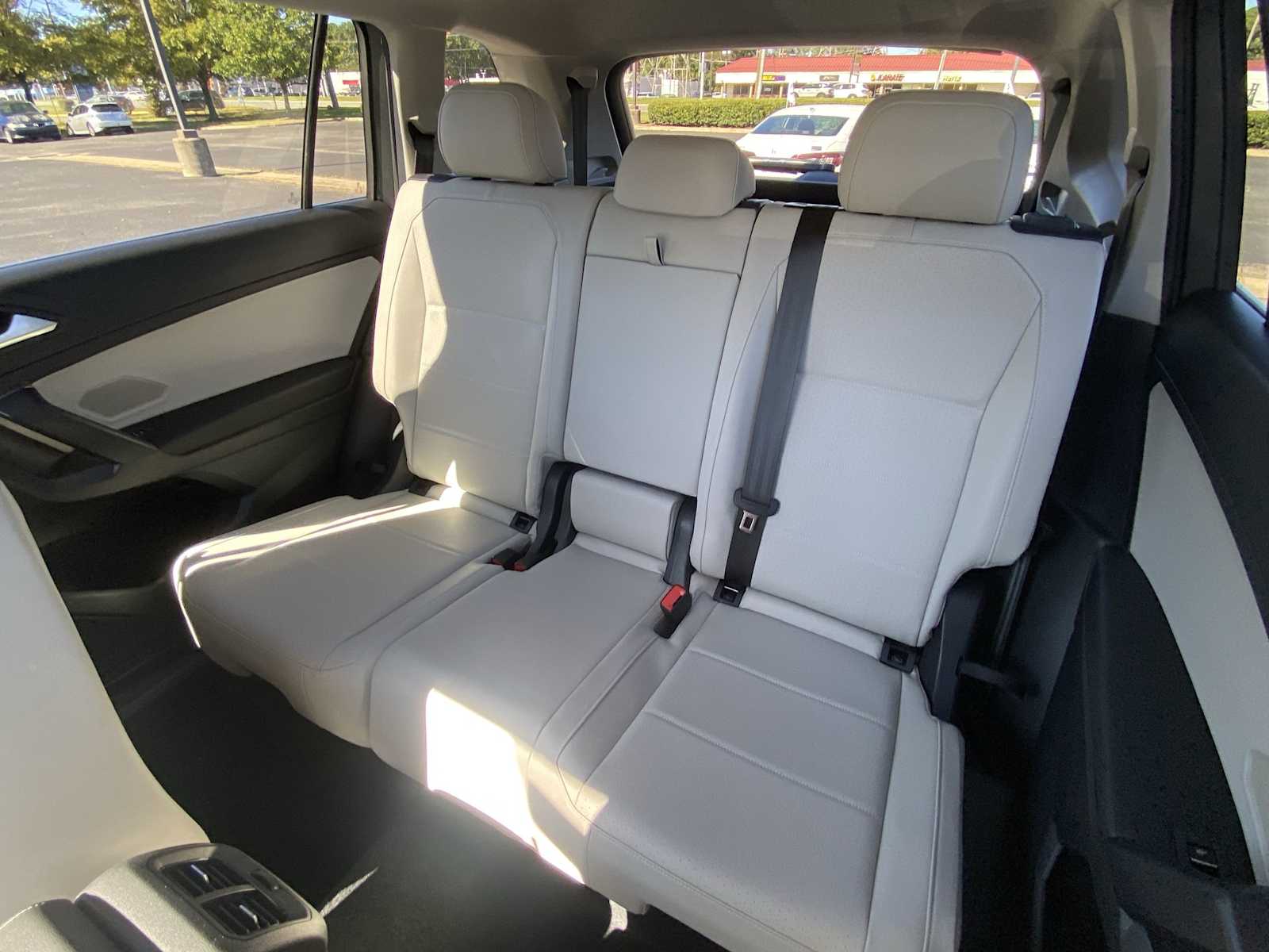 Thumbnail: 2021 Volkswagen Tiguan - 23