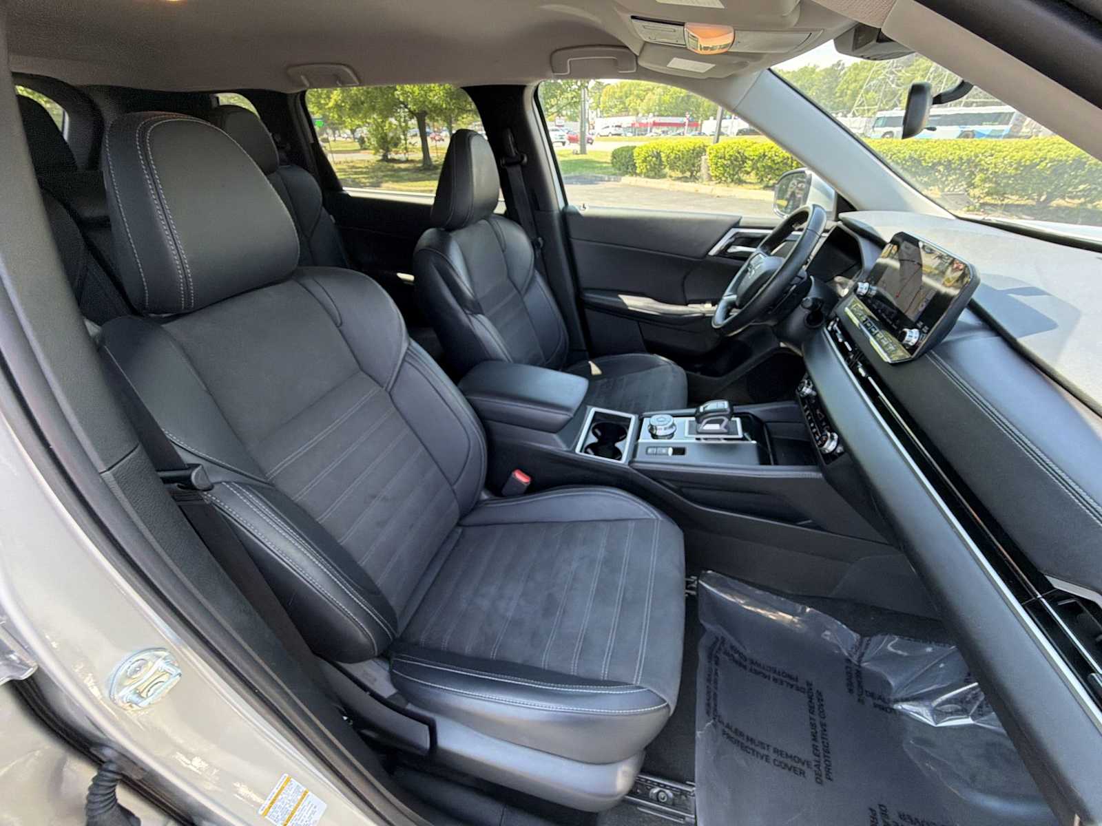 Thumbnail: 2024 Mitsubishi Outlander - 25