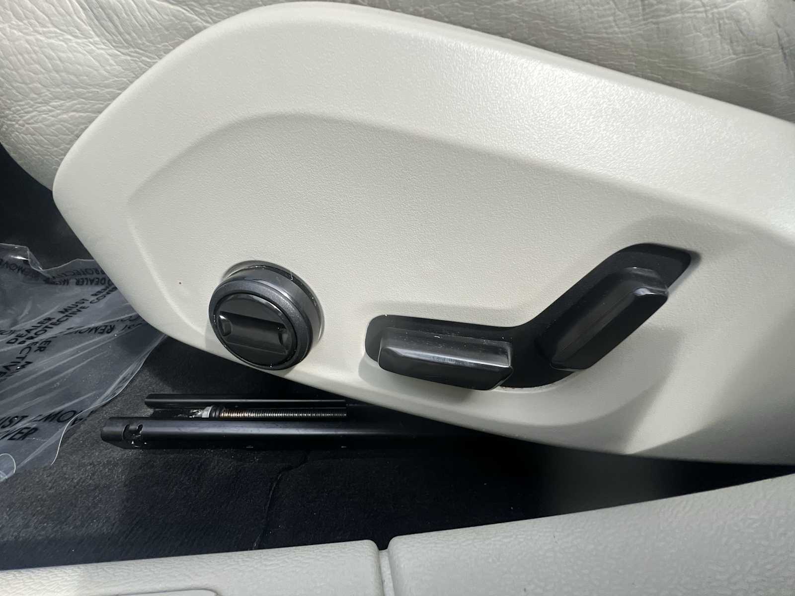 Thumbnail: 2024 Volvo S60 - 14