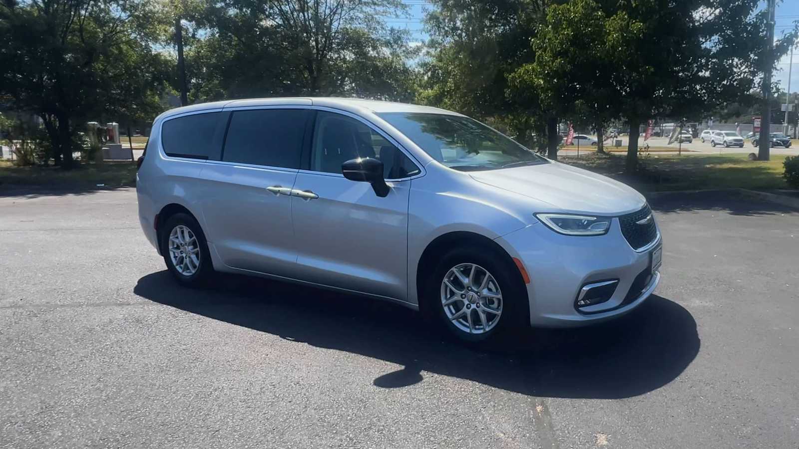 2024 Chrysler Pacifica Touring L photo 2