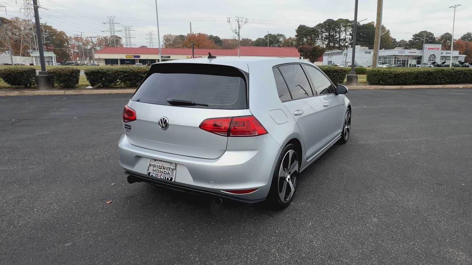 Thumbnail: 2015 Volkswagen Golf - 8