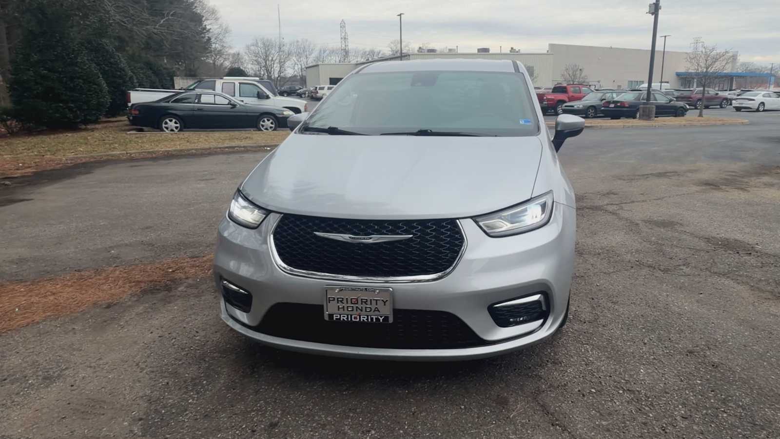 Thumbnail: 2023 Chrysler Pacifica - 3