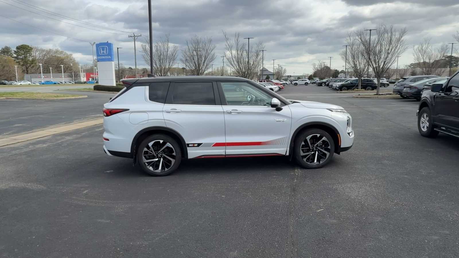 Thumbnail: 2024 Mitsubishi Outlander - 9