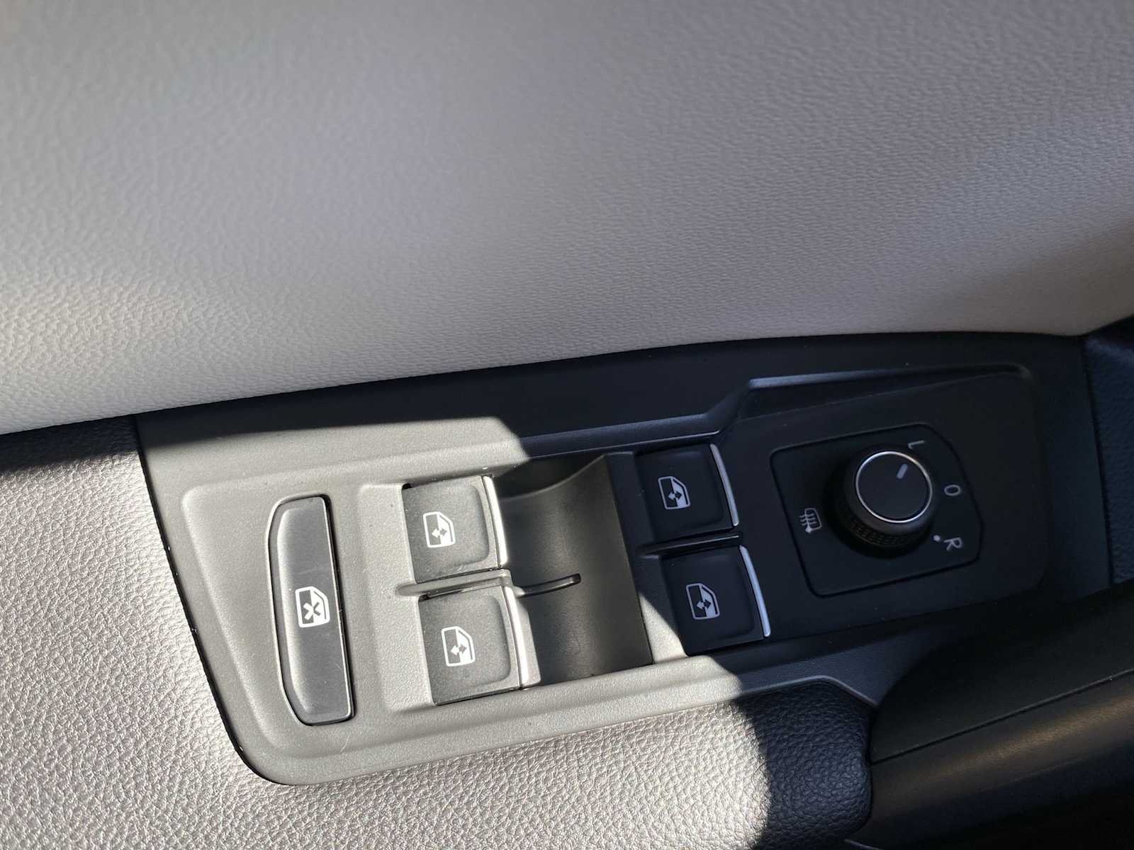 Thumbnail: 2021 Volkswagen Tiguan - 15