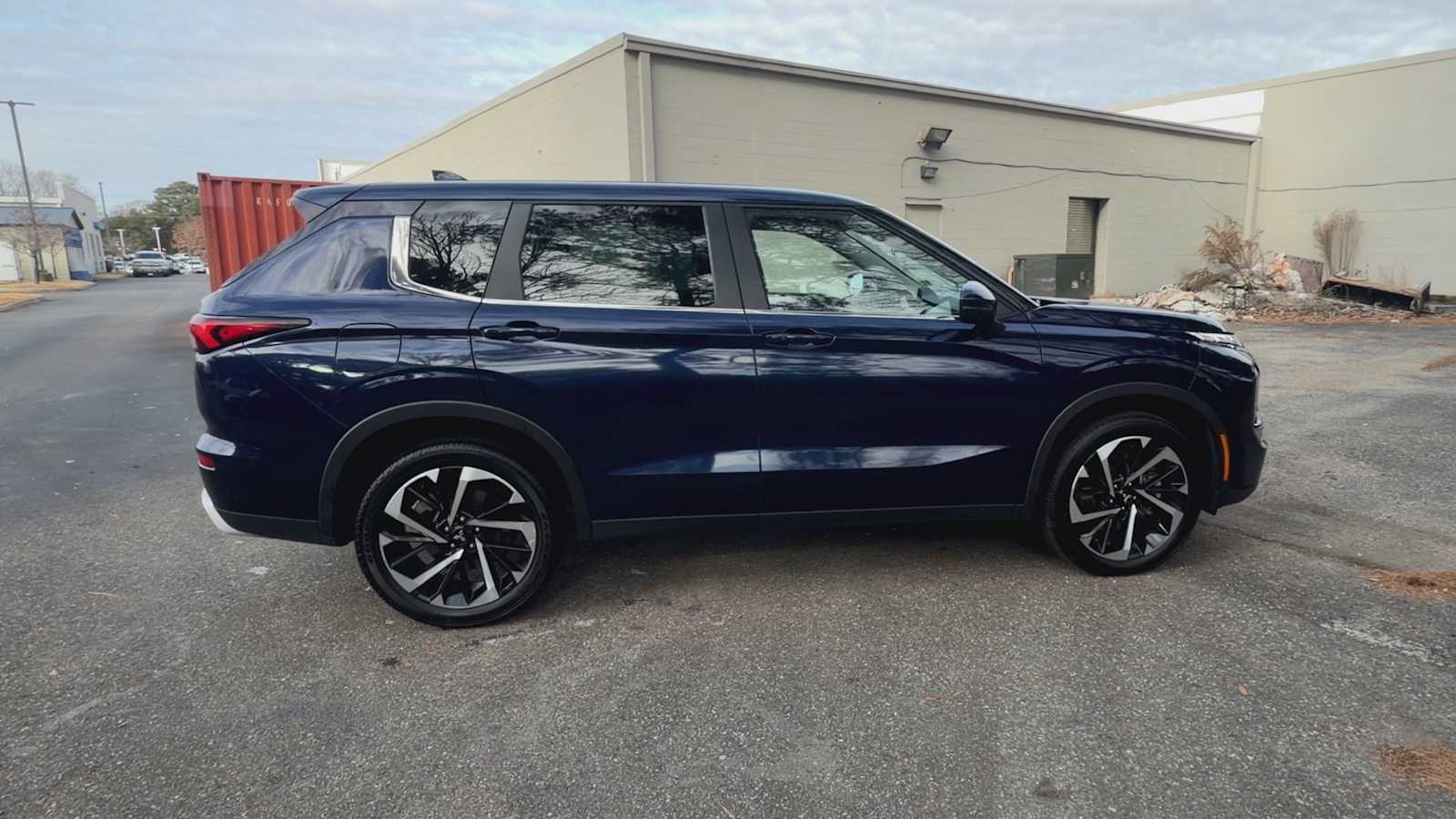 Thumbnail: 2023 Mitsubishi Outlander - 9