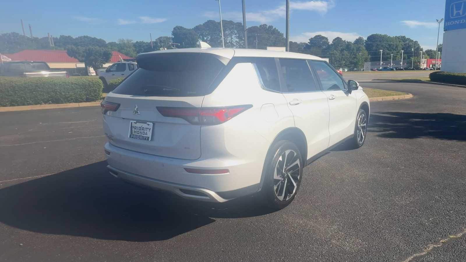 Thumbnail: 2024 Mitsubishi Outlander - 8