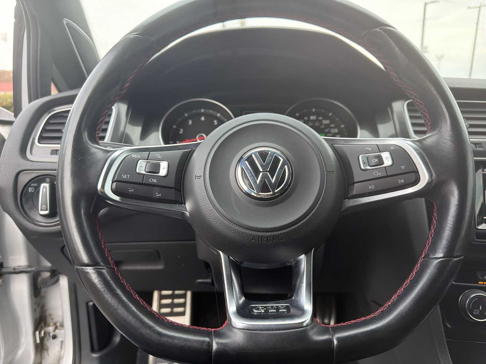 Thumbnail: 2015 Volkswagen Golf - 11