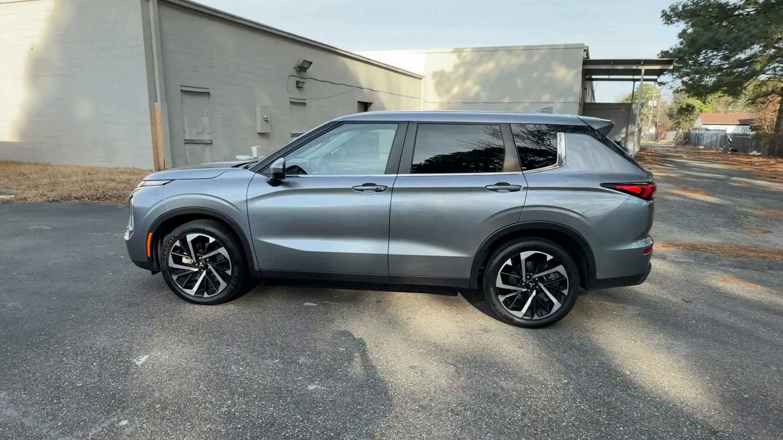 Thumbnail: 2024 Mitsubishi Outlander - 5