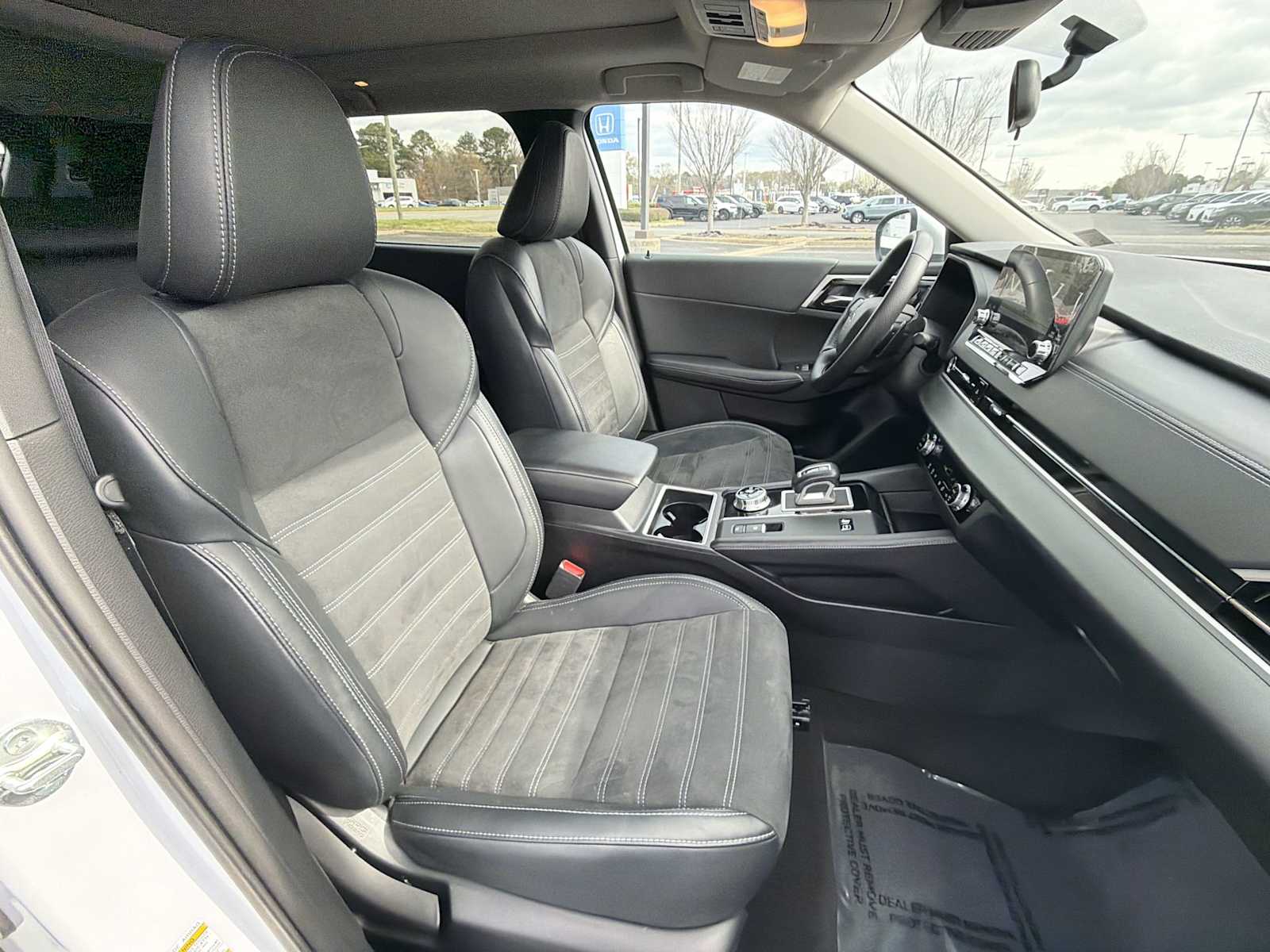 Thumbnail: 2024 Mitsubishi Outlander - 27