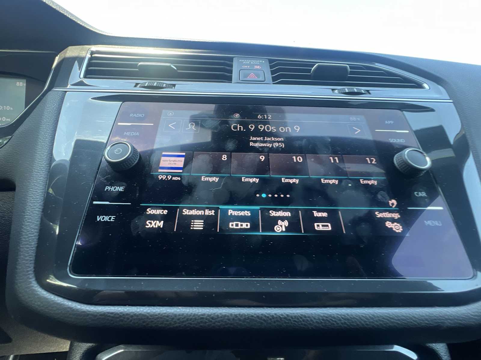 Thumbnail: 2022 Volkswagen Tiguan - 12