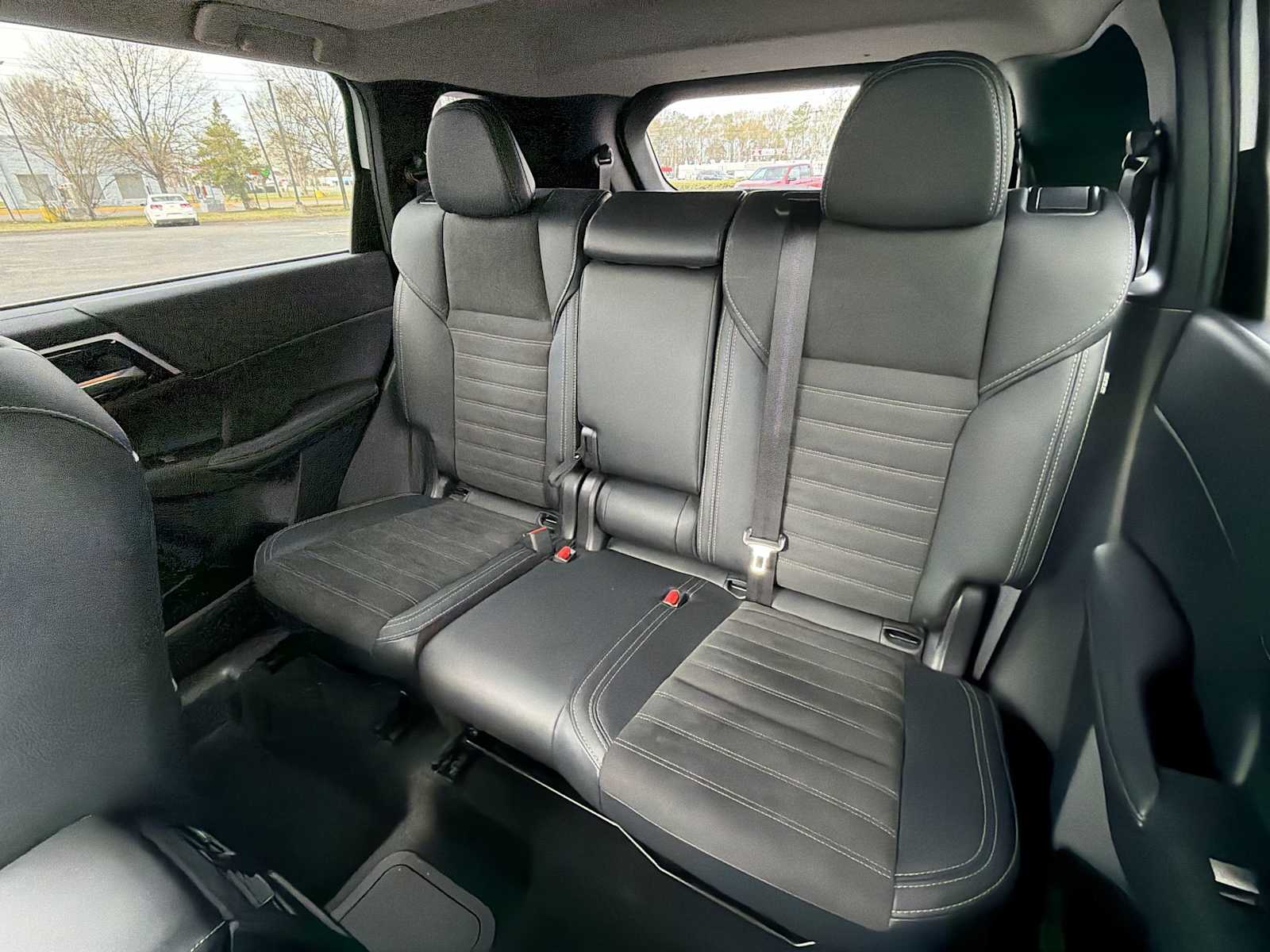 Thumbnail: 2024 Mitsubishi Outlander - 25