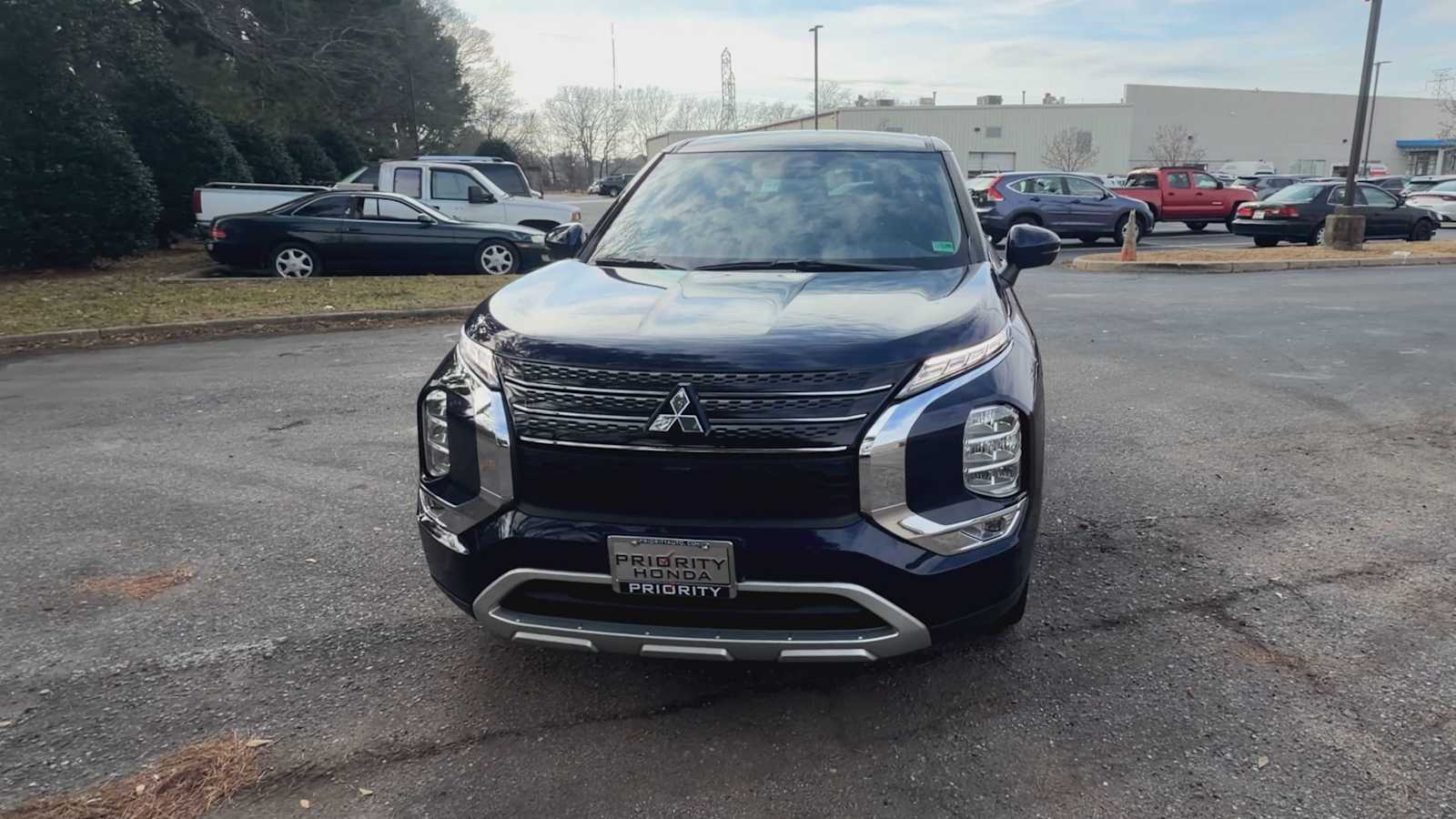 Thumbnail: 2023 Mitsubishi Outlander - 3