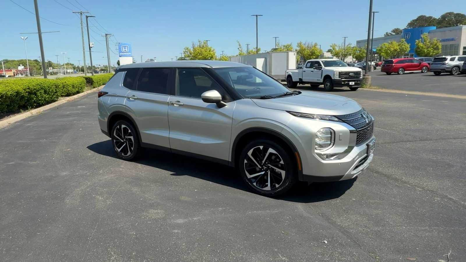 Thumbnail: 2024 Mitsubishi Outlander - 2