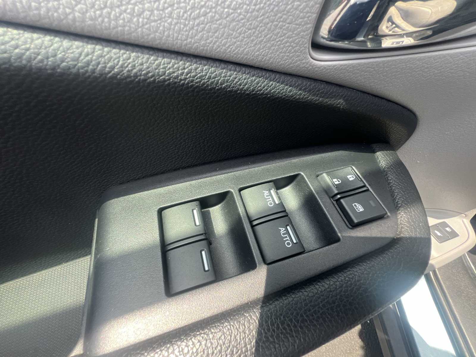 Thumbnail: 2018 Honda Pilot - 15