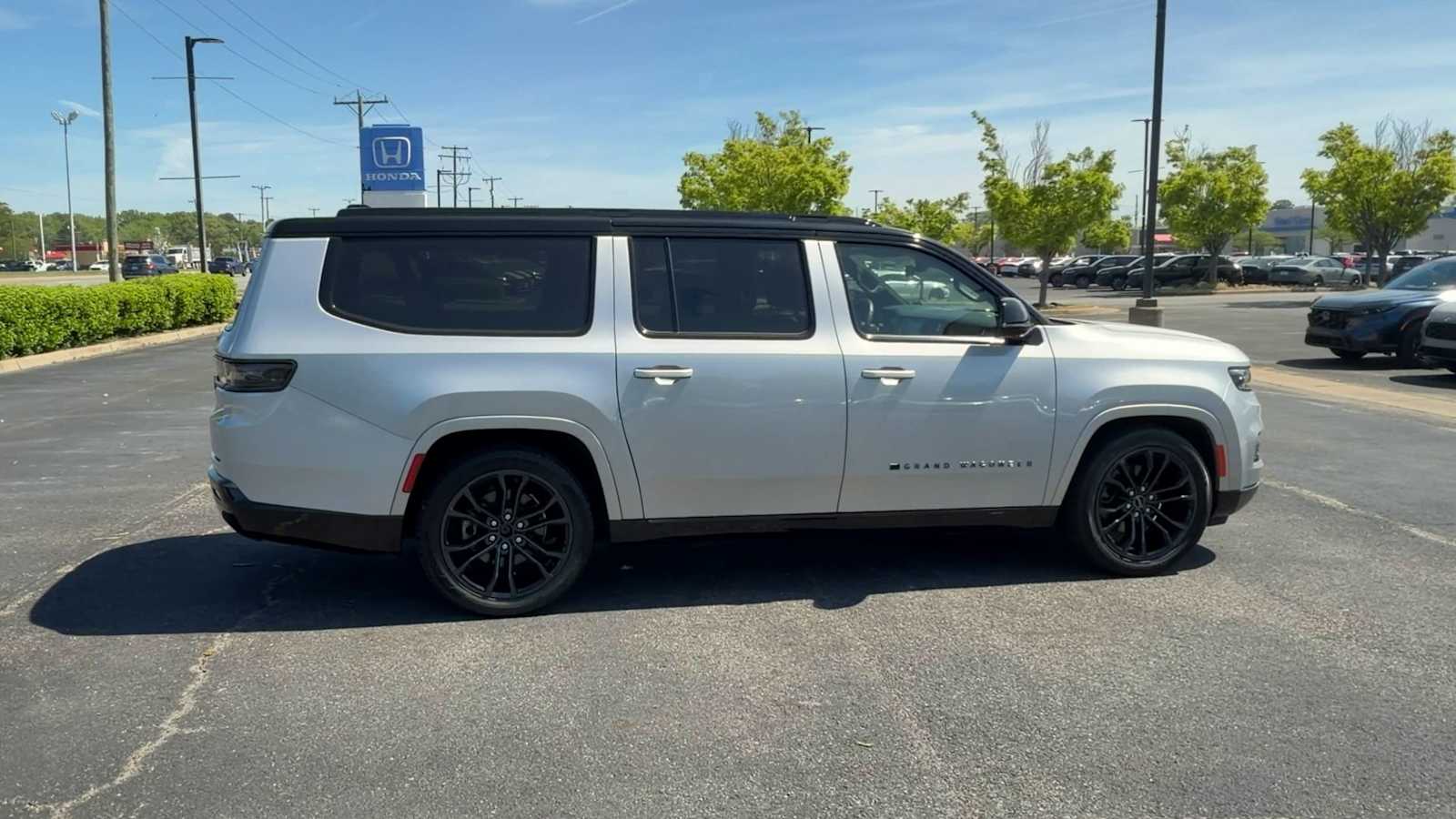 Thumbnail: 2024 Jeep Grand Wagoneer L - 9