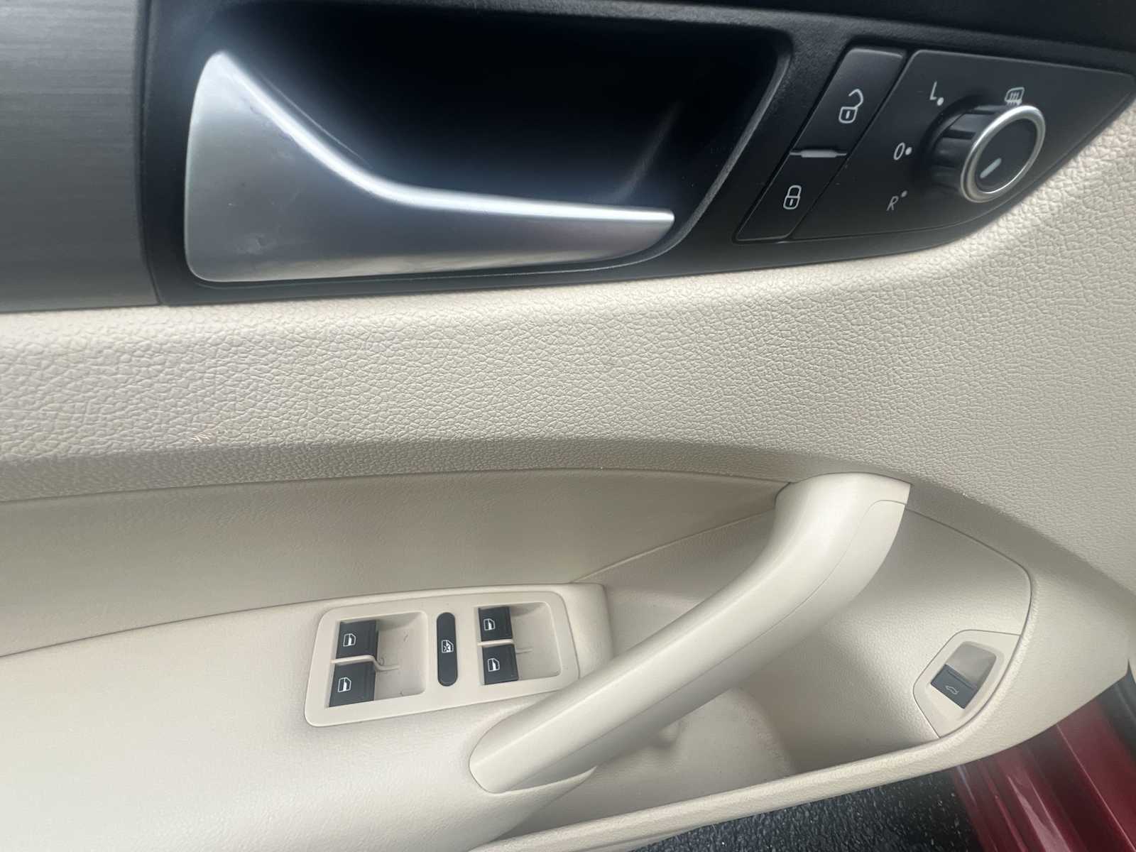 Thumbnail: 2015 Volkswagen Passat - 15