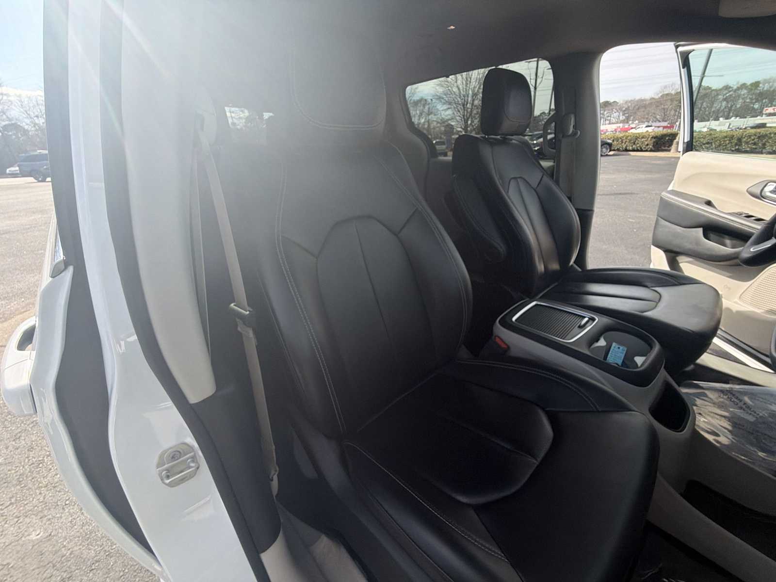 Thumbnail: 2023 Chrysler Pacifica - 25